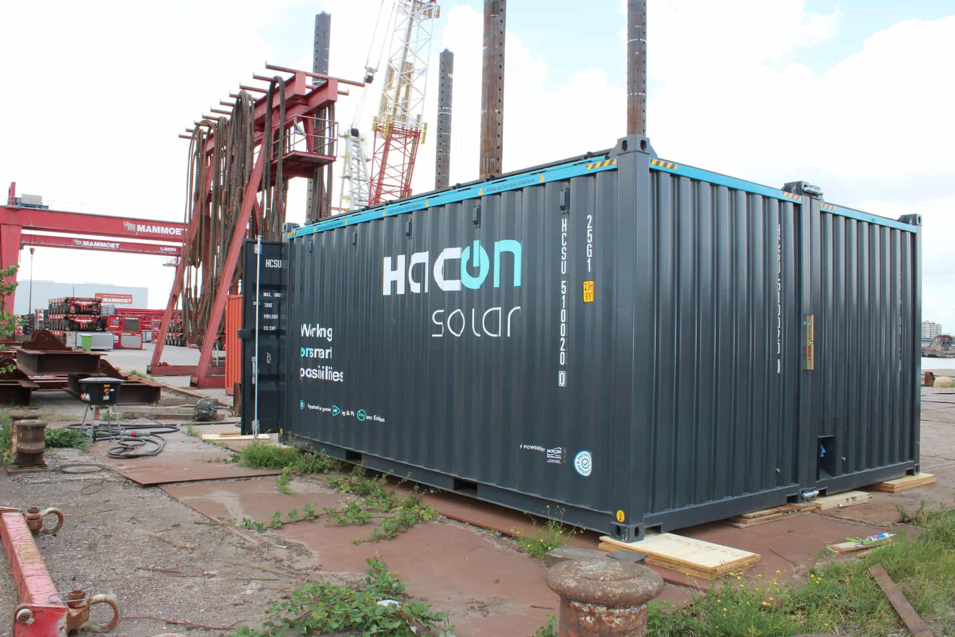 Duurzame krachtbundeling: Mammoet test Hacon Solar Containers image