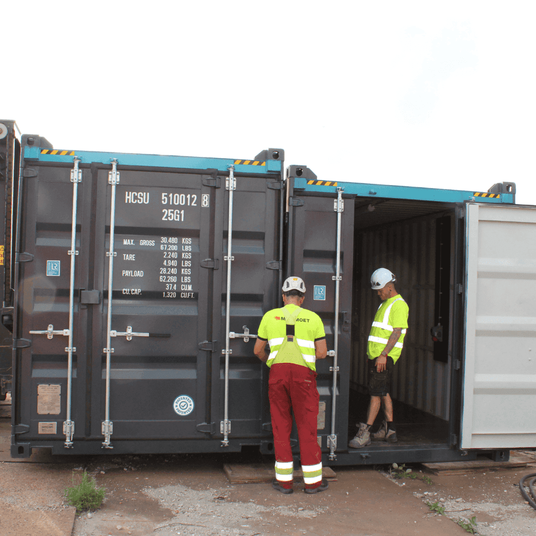 twee mannen voor de solar container