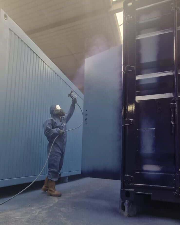 man een container aan het spuiten