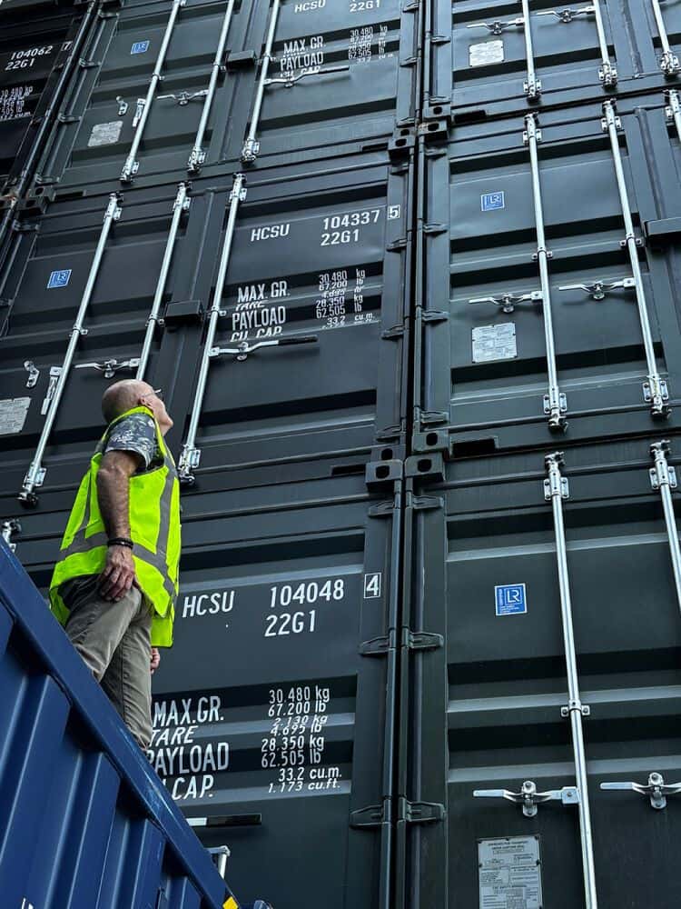 frank met stapel containers