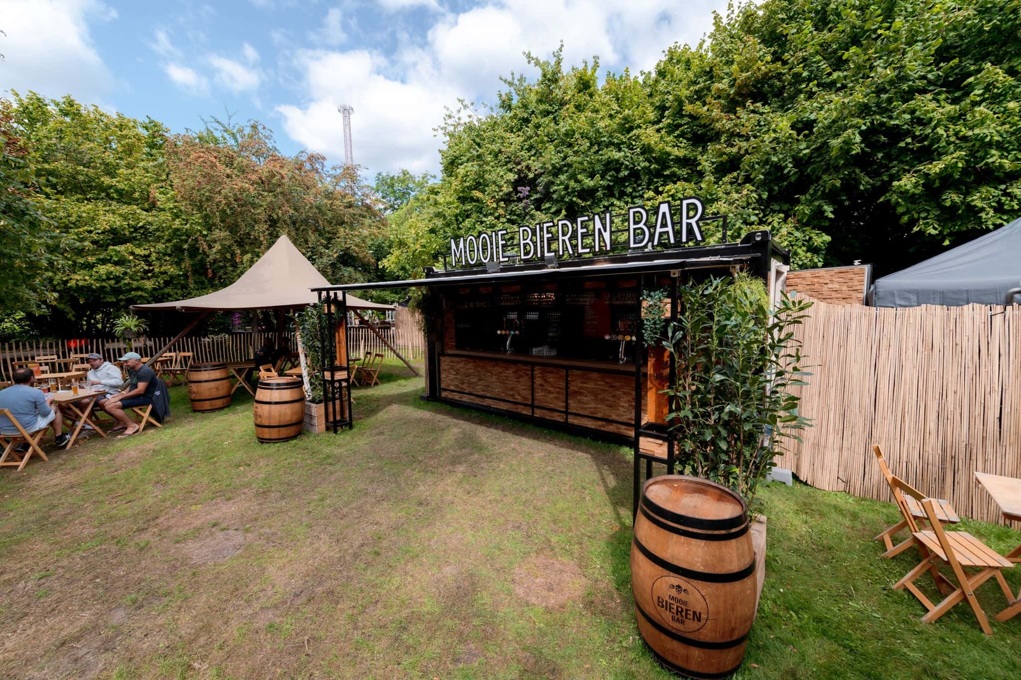 mooie bieren bar op een grasveld