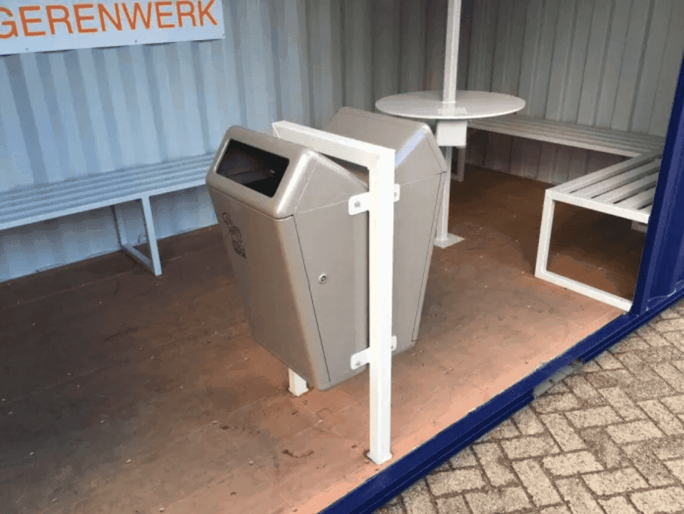 prullenbakken in de container van jongeren