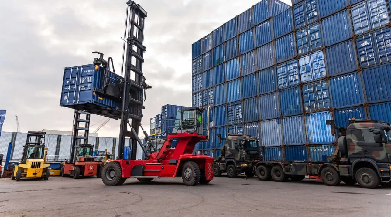 Buy or rent a 20ft container? | Hacon Containers image