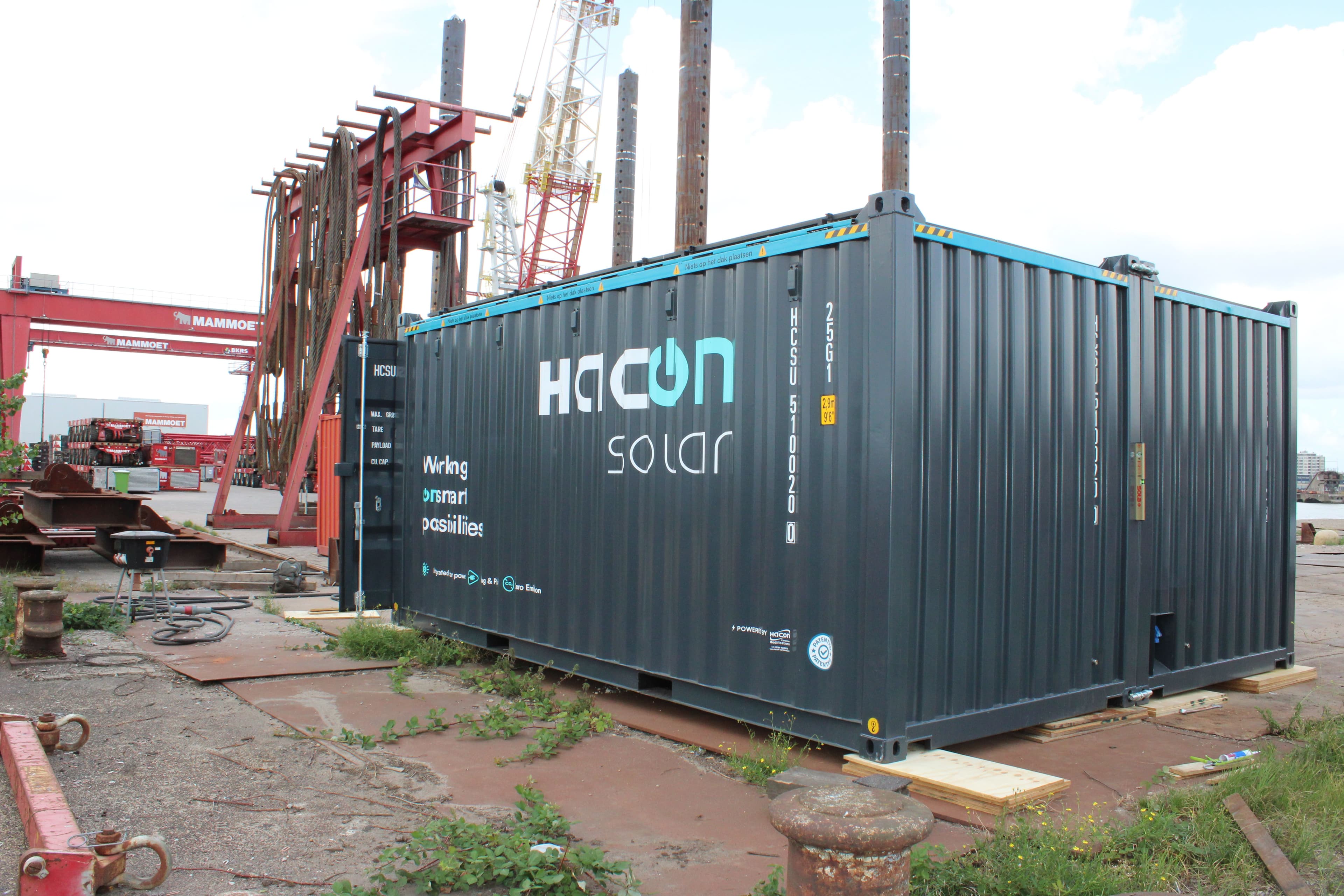 Duurzame krachtbundeling: Mammoet test Hacon Solar Containers image