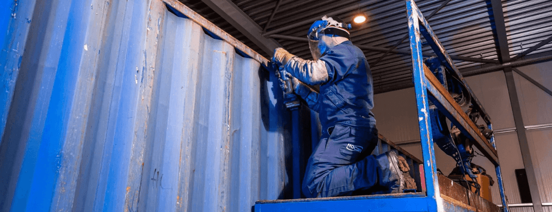 man bezig met container