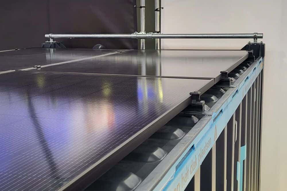 Zonnepanelen op container