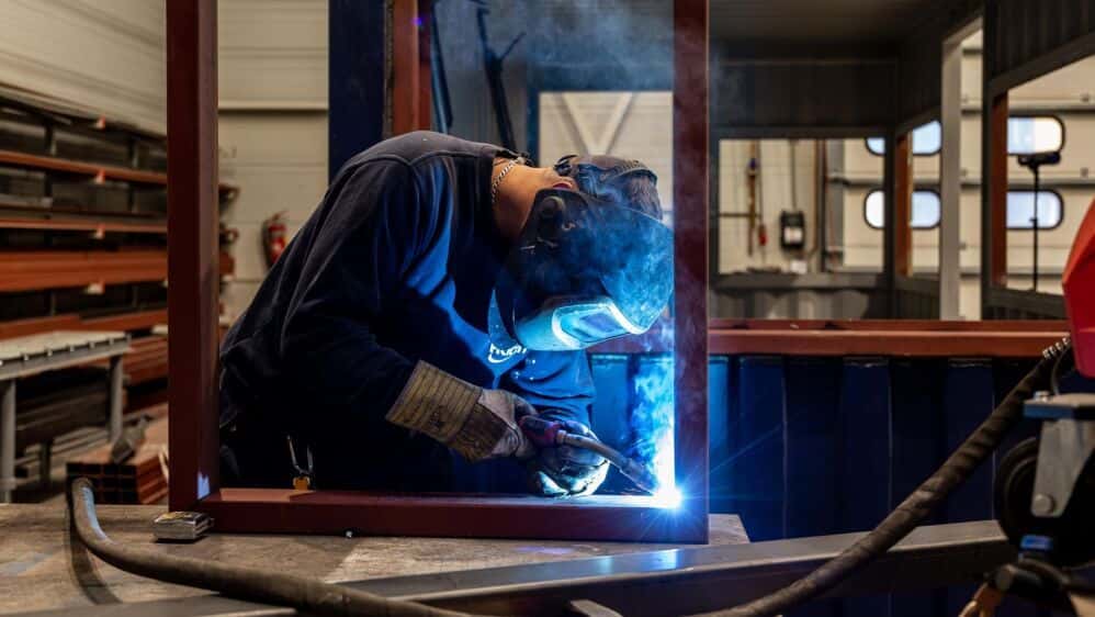 Specialist aan het werk bij hacon